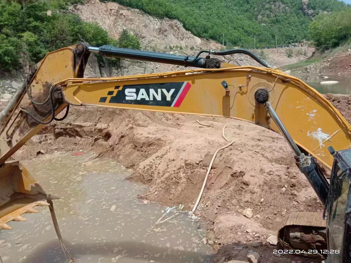 Excavator Besar Perayap SY245H Bekas Bekas