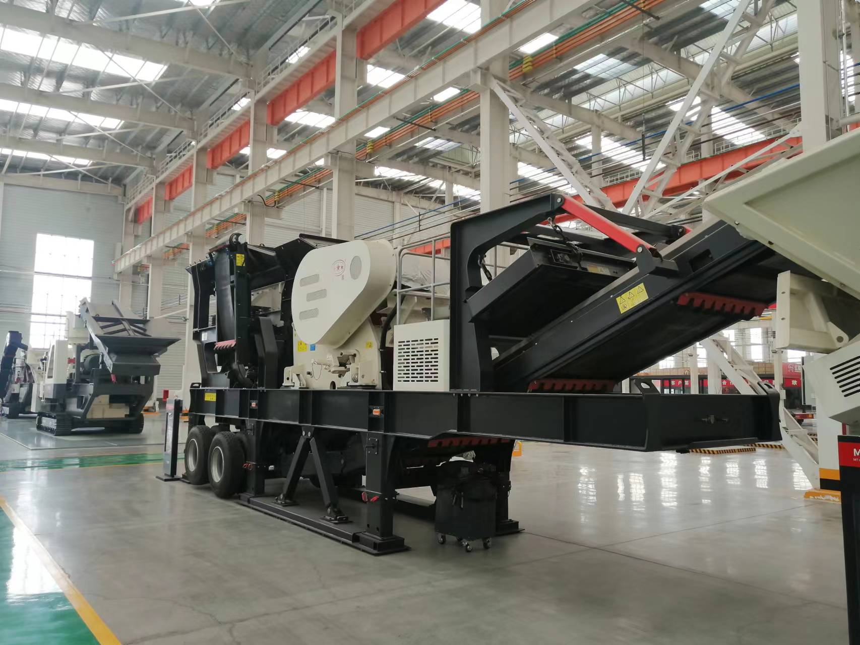  Mesin Penghancur Batu Tangan Kedua Bekas Bergetar Pengayakan Penyaringan Crawler Crusher 