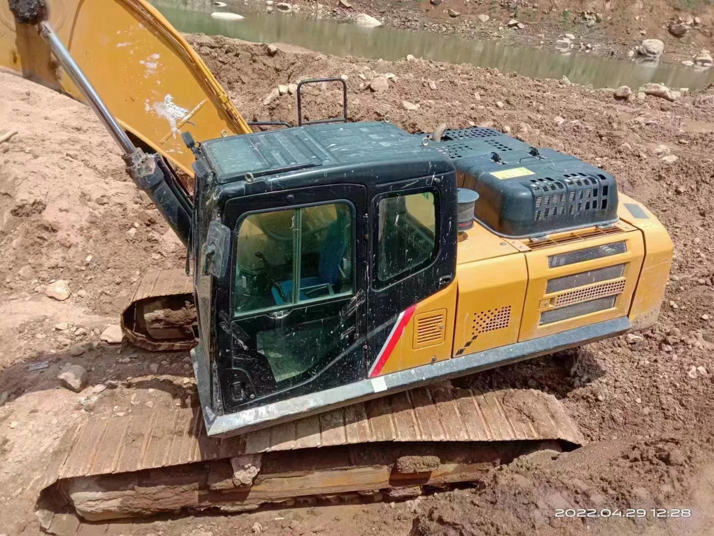 Excavator Besar Perayap SY245H Bekas Bekas